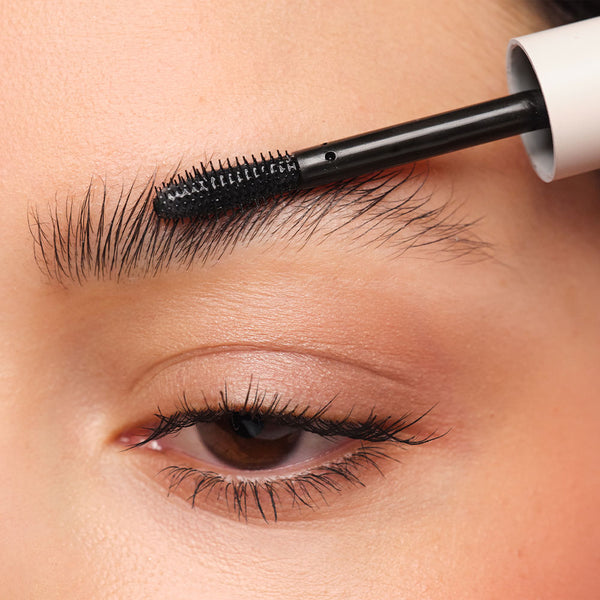 In step 2, the hairs are pressed down with the flat side of the Brow Lift Lamination to fix them in place.