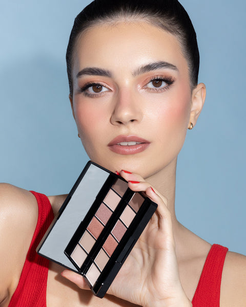 Application image showing the model holding the Iconic Eyeshadow Palette in a summery design in her hand
