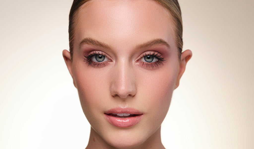Before desktop image of the “Makeup for blue eyes” makeup tips