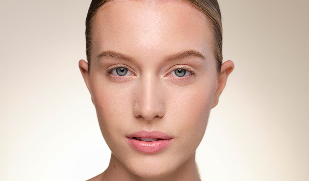 Before desktop image of the “Makeup for blue eyes” makeup tips