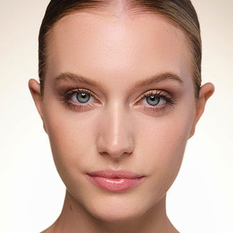 The blue-eyed model wears the daytime makeup for blue eyes look