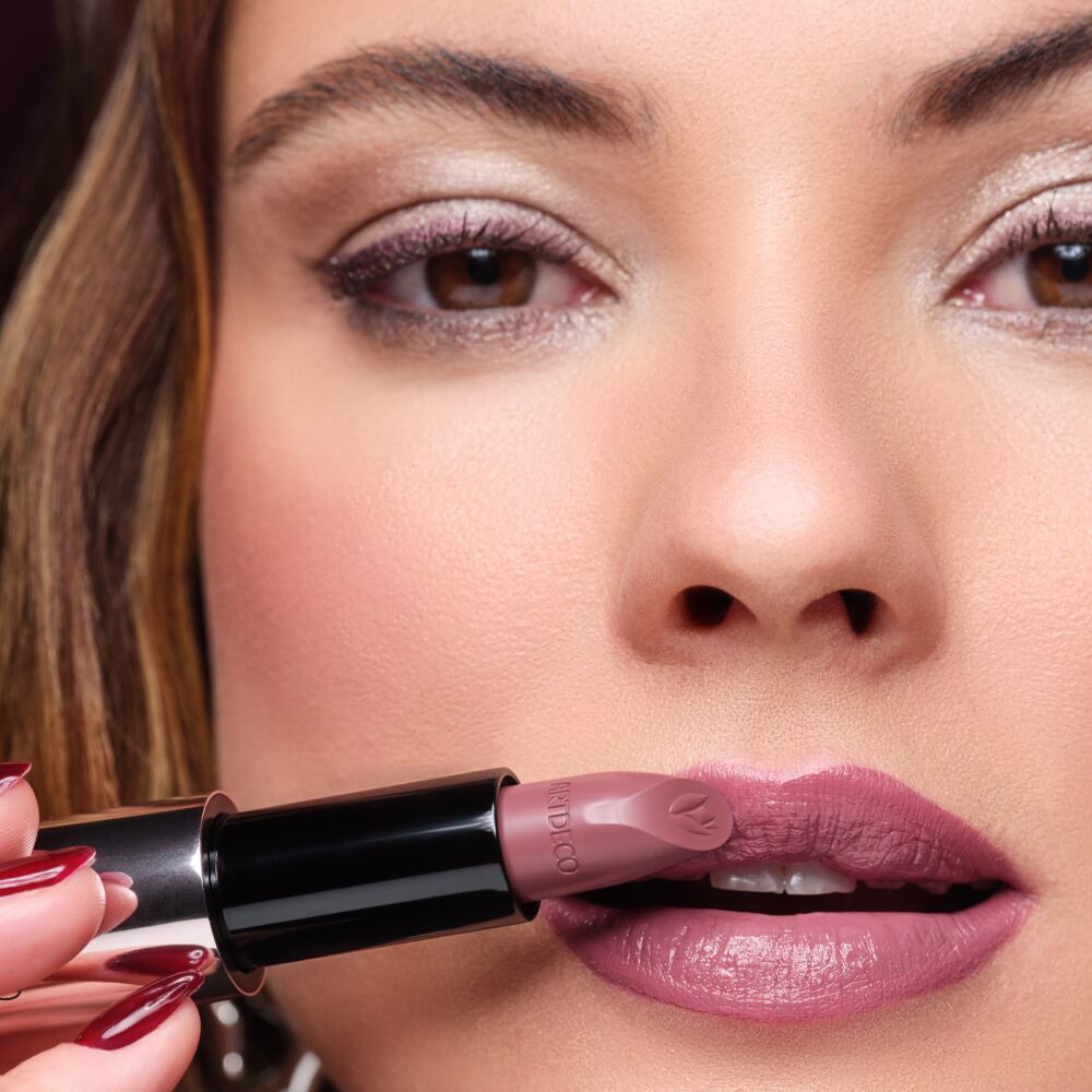 Close-up on the model's lips to show the application of the new color of the Couture Lipstick Refill from the fall collection