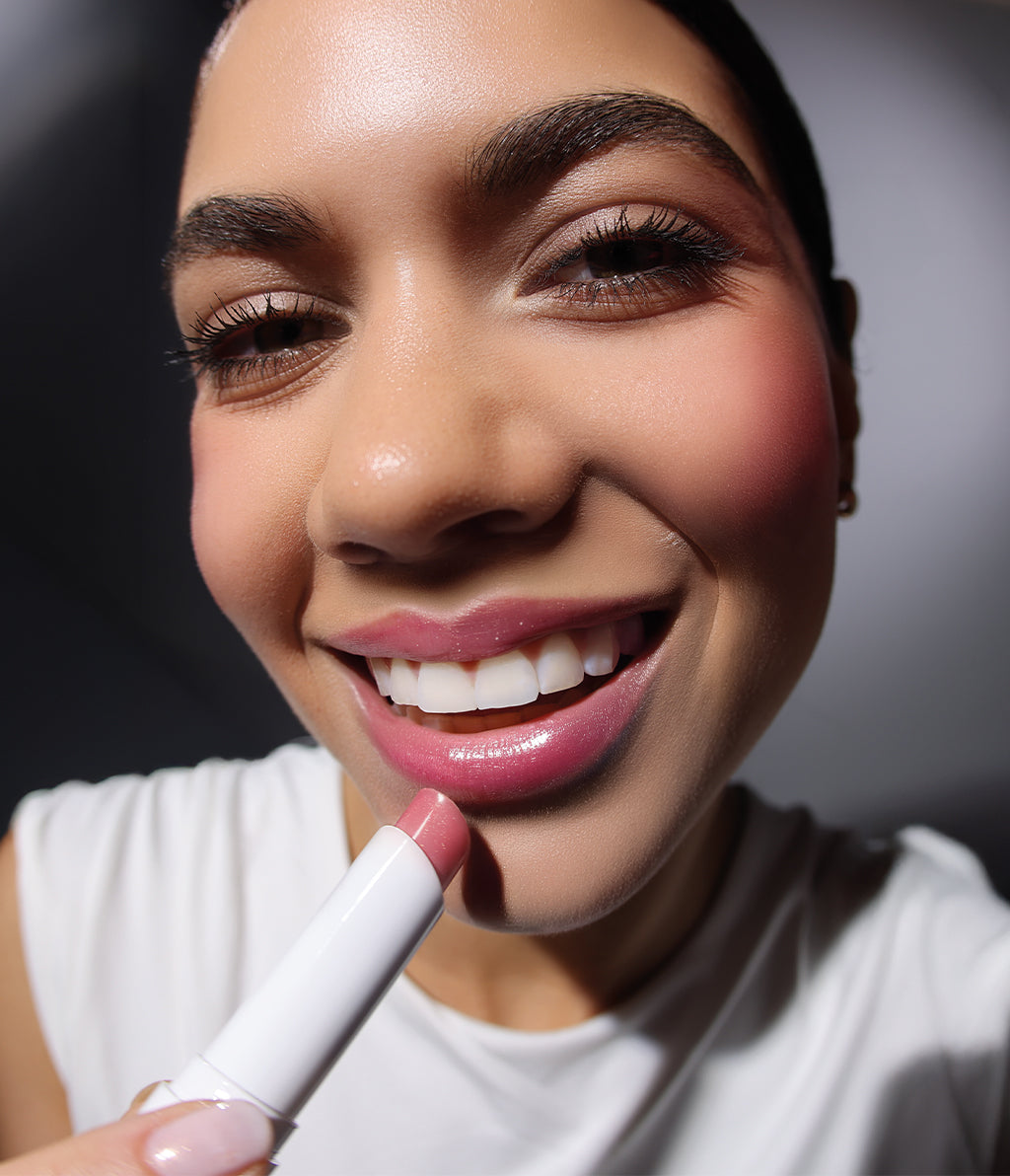 A fisheye-style application photo showing the model applying the new shade N°3P2 candy