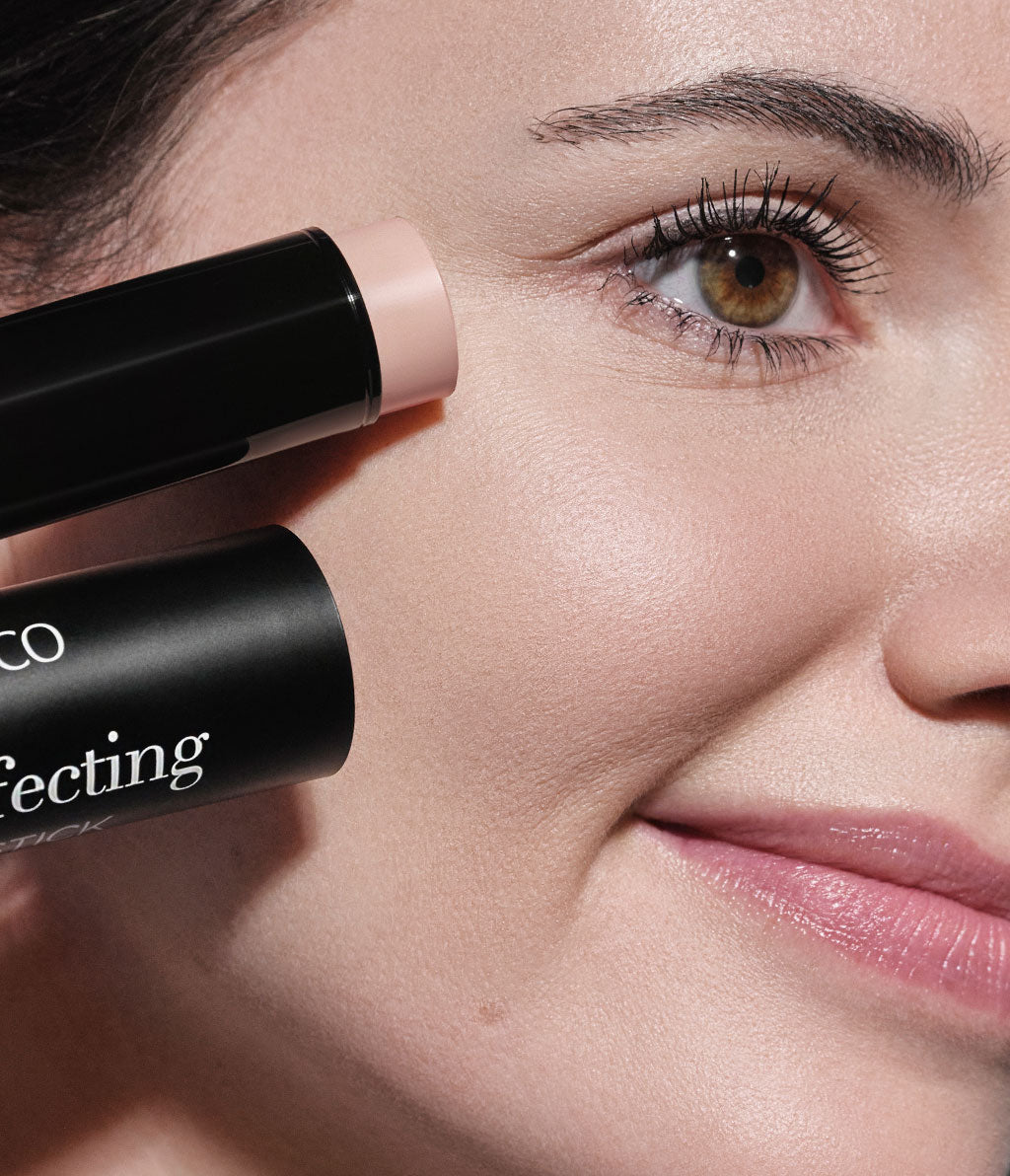 Image of ARTDECO's Skin Perfecting Face Stick No. 20 Porcelain highlighting its moisture-boosting benefits