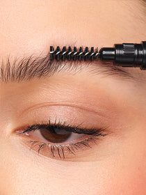 Eyebrows without make-up are combed upwards with the comb of the Sculpting Brow Styler.