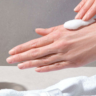 The moisturizing hand care mousse with a fruity-fresh fragrance is gently massaged into the hand