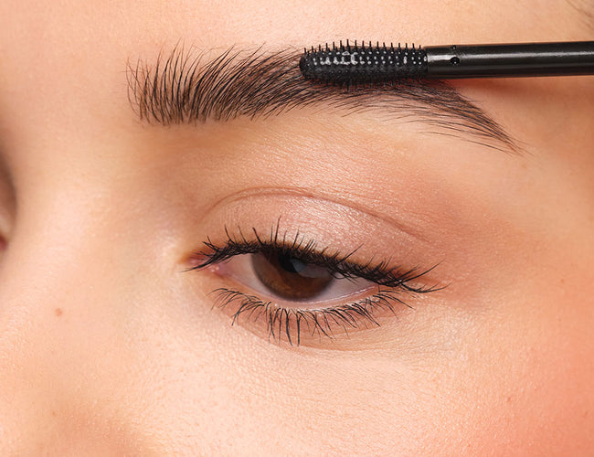 Brow hairs are pressed upward and fixed using the ARTDECO Brow Lift Lamination.
