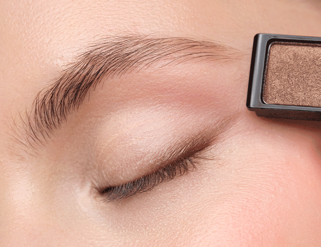 Close-up of the model’s eye, to which the eyeshadow for the light, everyday makeup look has been applied in order to perfectly accentuate and highlight the eyes