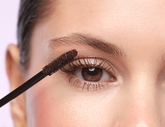 Close-up of the model’s eye, to which the brown mascara and transparent eyebrow gel has been applied