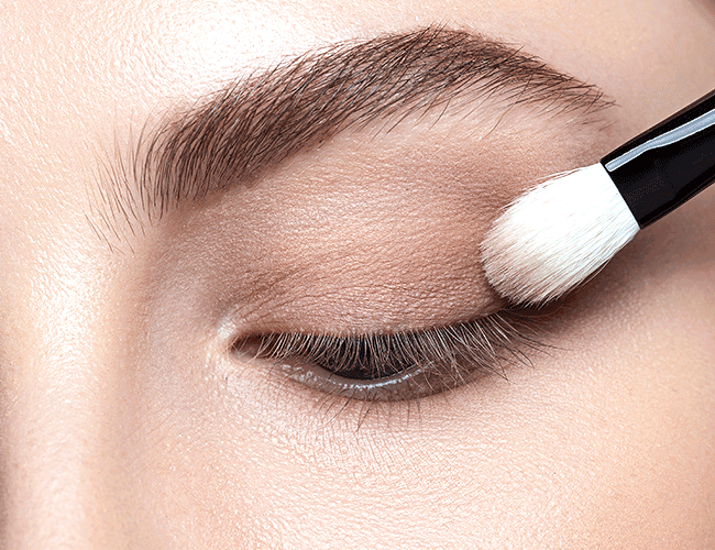 Intensify your outer corner of the eye with a dark eye shadow