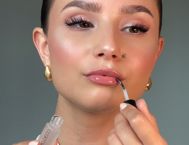 Magic Fix is applied to the lips.