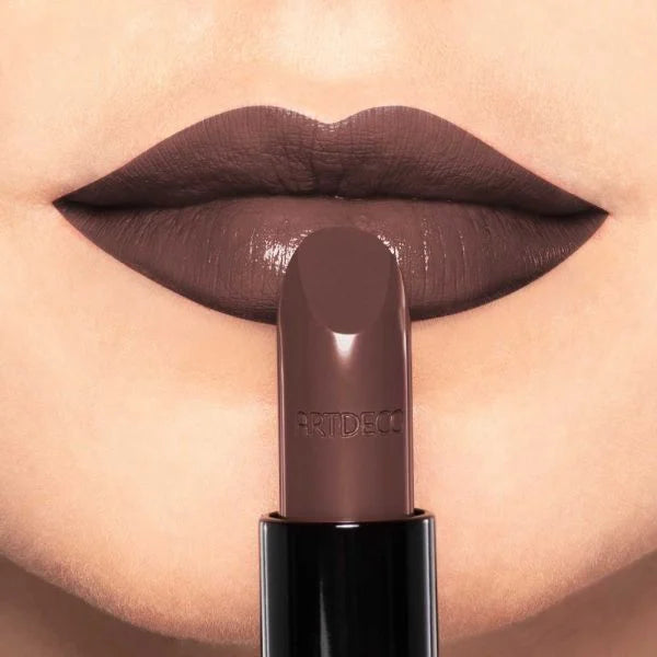 Lip close-up with Perfect Color Lipstick N°847 and Soft Lipliner N°148